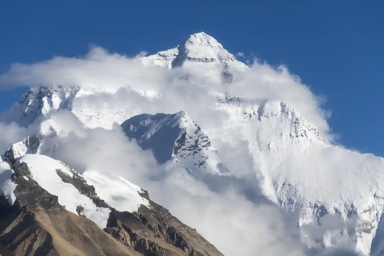 Mount Everest,Himalayas,The highest peak in the world,Adventure travel,Breathtaking views,China travel