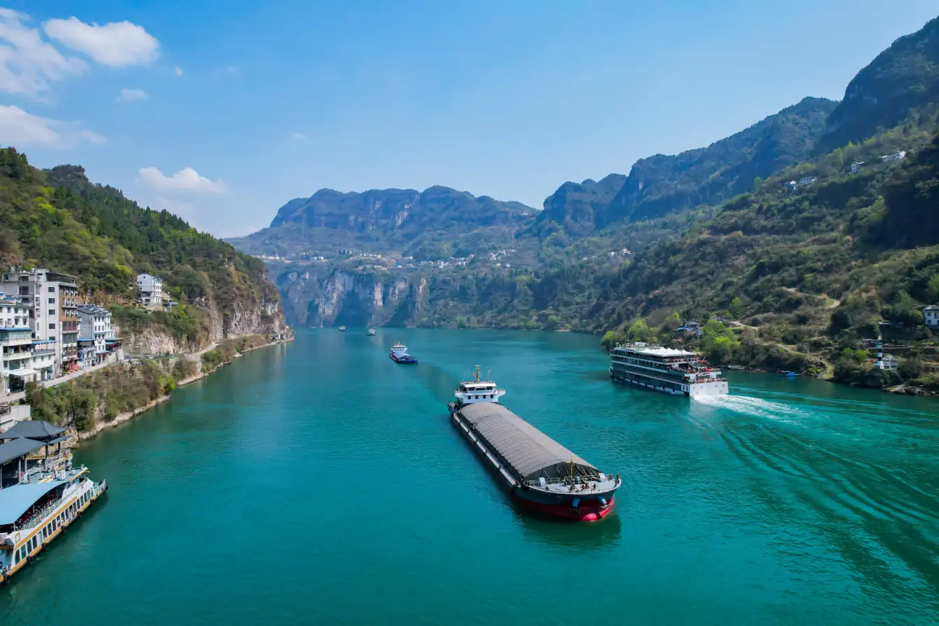 Three Gorges,Yangtze River,China travel,scenic beauty,cultural heritage,photography,mountains,lakes
