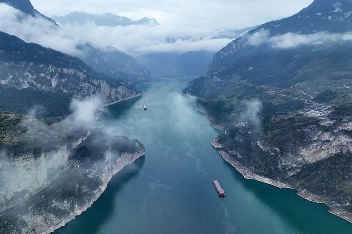 Three Gorges,Yangtze River,China travel,scenic beauty,cultural heritage,photography,mountains,lakes